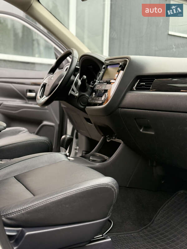 Позашляховик / Кросовер Mitsubishi Outlander 2016 в Самборі фото 43 Позашляховик / Кросовер Mitsubishi Outlander 2016 в Самборі