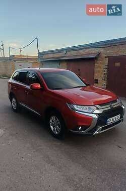 Внедорожник / Кроссовер Mitsubishi Outlander 2019 в 