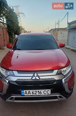 Внедорожник / Кроссовер Mitsubishi Outlander 2019 в 