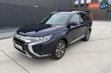 Внедорожник / Кроссовер Mitsubishi Outlander 2021 в 