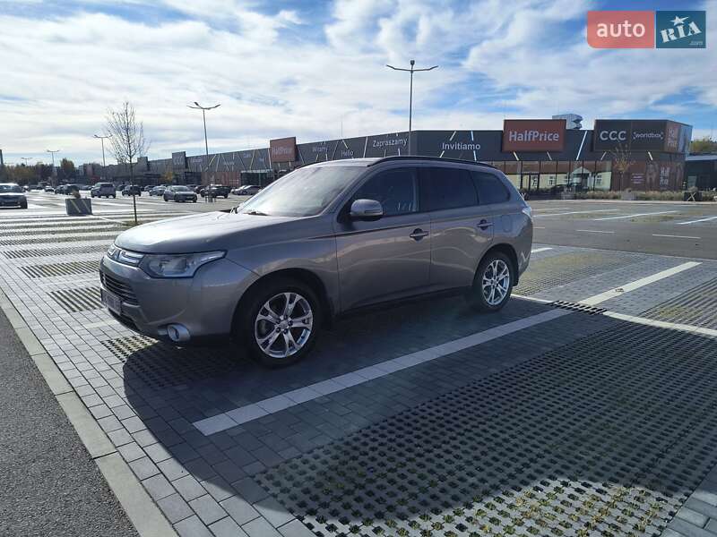 Внедорожник / Кроссовер Mitsubishi Outlander 2012 в 