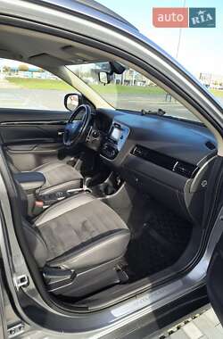 Внедорожник / Кроссовер Mitsubishi Outlander 2012 в 