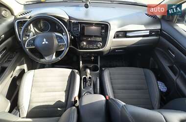 Внедорожник / Кроссовер Mitsubishi Outlander 2012 в 