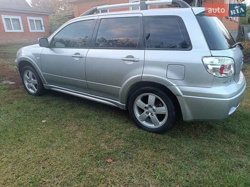 Позашляховик / Кросовер Mitsubishi Outlander 2007 в  фото Позашляховик / Кросовер Mitsubishi Outlander 2007 в