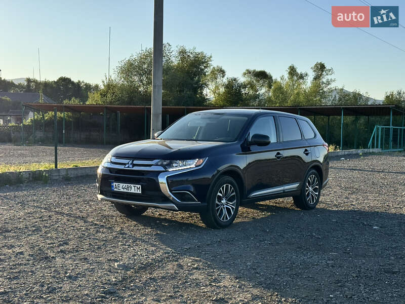 Позашляховик / Кросовер Mitsubishi Outlander 2017 в  фото Позашляховик / Кросовер Mitsubishi Outlander 2017 в