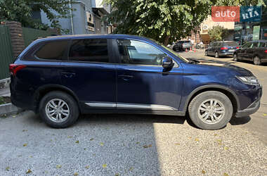 Позашляховик / Кросовер Mitsubishi Outlander 2020 в 