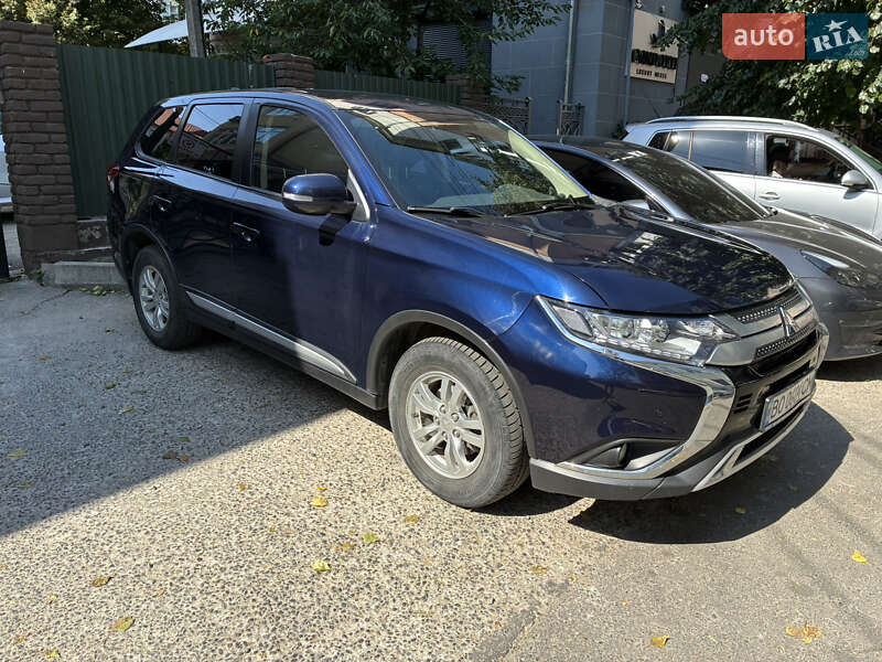 Позашляховик / Кросовер Mitsubishi Outlander 2020 в 