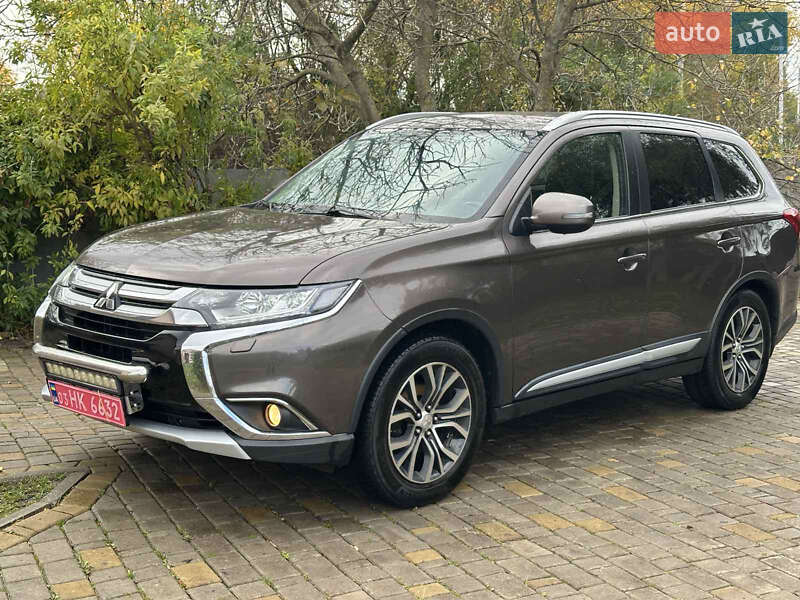 Позашляховик / Кросовер Mitsubishi Outlander 2016 в Радивиліві