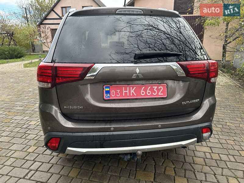 Позашляховик / Кросовер Mitsubishi Outlander 2016 в Радивиліві