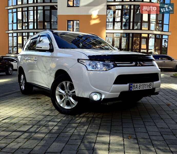 Позашляховик / Кросовер Mitsubishi Outlander 2013 в  фото Позашляховик / Кросовер Mitsubishi Outlander 2013 в