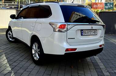 Позашляховик / Кросовер Mitsubishi Outlander 2013 в  фото 21 Позашляховик / Кросовер Mitsubishi Outlander 2013 в