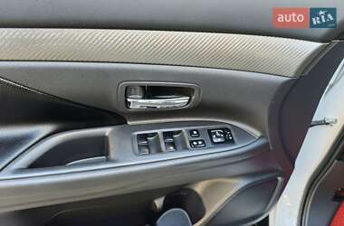 Позашляховик / Кросовер Mitsubishi Outlander 2013 в  фото 39 Позашляховик / Кросовер Mitsubishi Outlander 2013 в