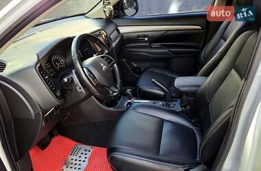 Позашляховик / Кросовер Mitsubishi Outlander 2013 в  фото 44 Позашляховик / Кросовер Mitsubishi Outlander 2013 в