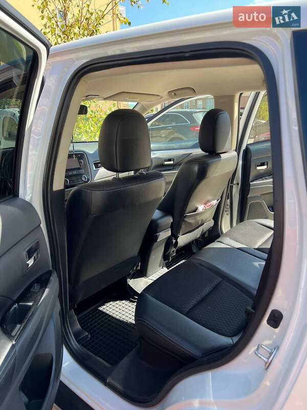 Позашляховик / Кросовер Mitsubishi Outlander 2014 в Одесі