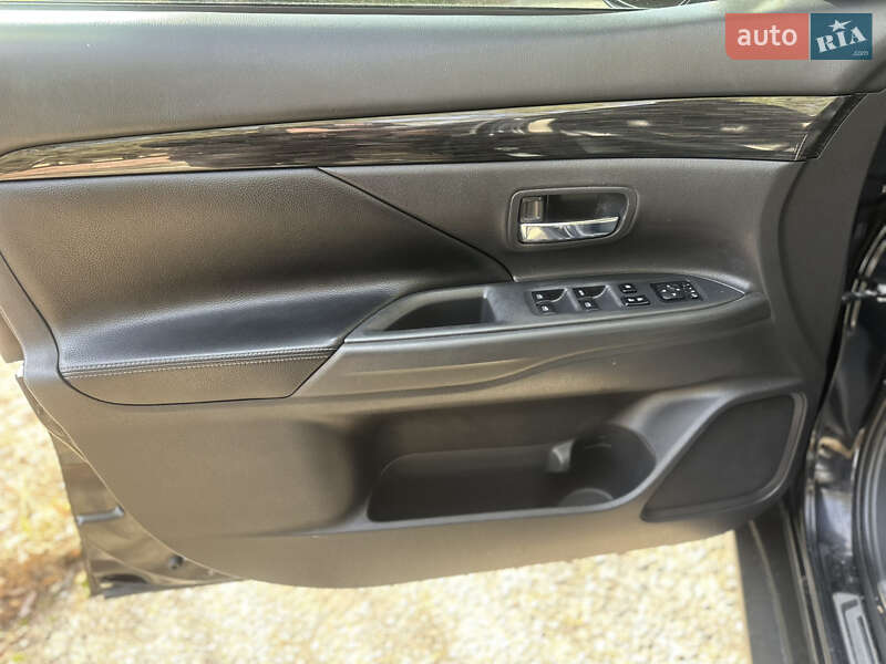 Внедорожник / Кроссовер Mitsubishi Outlander 2016 в Киеве