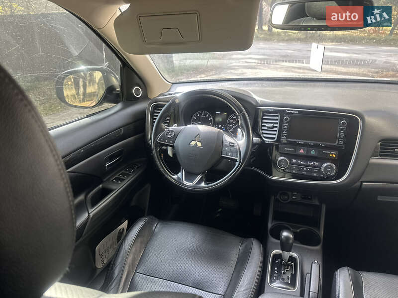 Внедорожник / Кроссовер Mitsubishi Outlander 2016 в Киеве