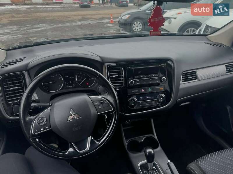 Внедорожник / Кроссовер Mitsubishi Outlander 2016 в Черкассах