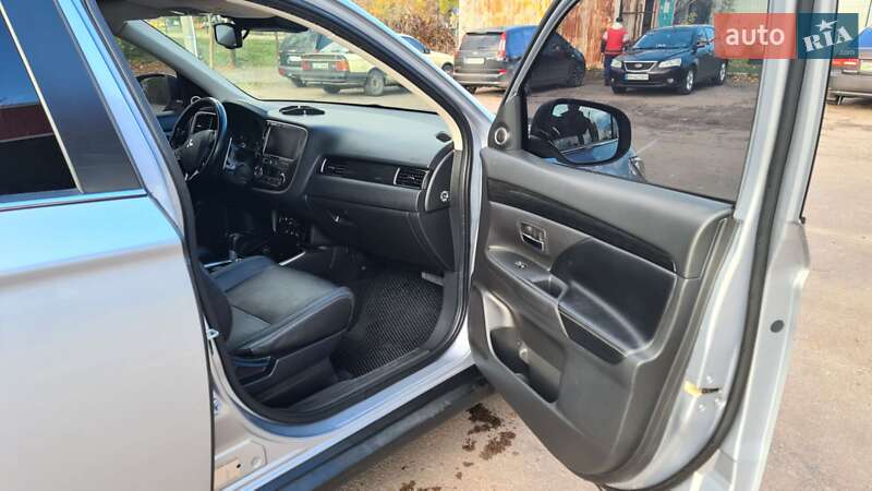 Внедорожник / Кроссовер Mitsubishi Outlander 2016 в Шостке