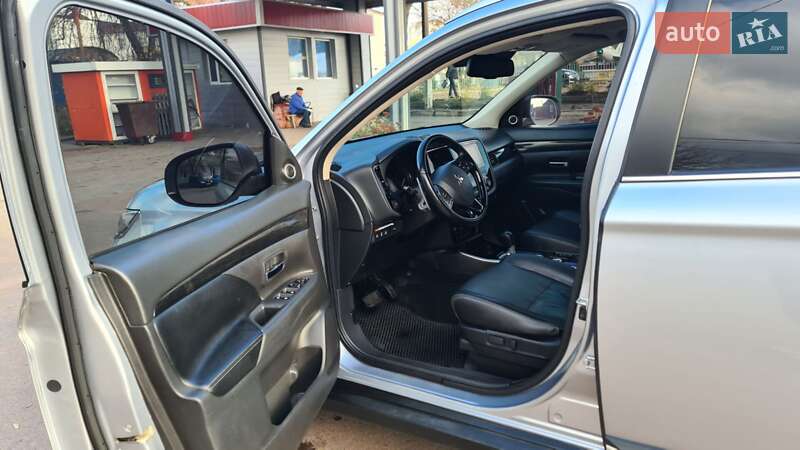 Внедорожник / Кроссовер Mitsubishi Outlander 2016 в Шостке