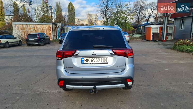 Внедорожник / Кроссовер Mitsubishi Outlander 2016 в Шостке