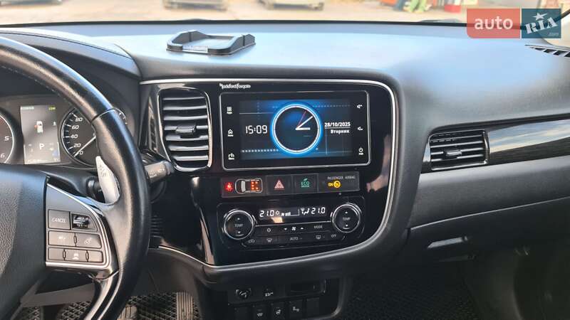 Внедорожник / Кроссовер Mitsubishi Outlander 2016 в Шостке