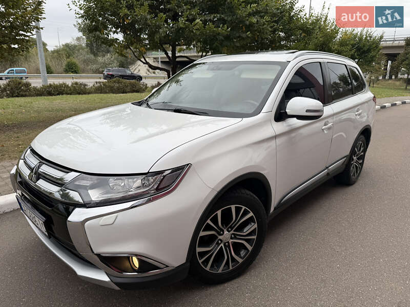 Внедорожник / Кроссовер Mitsubishi Outlander 2015 в Киеве