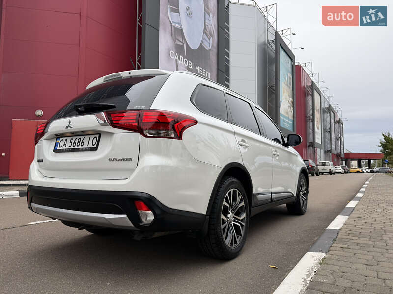Внедорожник / Кроссовер Mitsubishi Outlander 2015 в Киеве