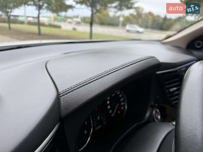 Внедорожник / Кроссовер Mitsubishi Outlander 2015 в Киеве