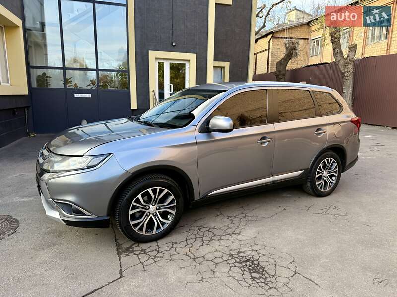 Внедорожник / Кроссовер Mitsubishi Outlander 2020 в Киеве