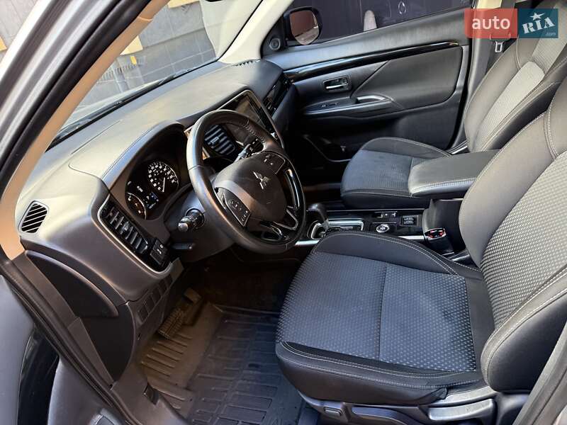 Внедорожник / Кроссовер Mitsubishi Outlander 2020 в Киеве