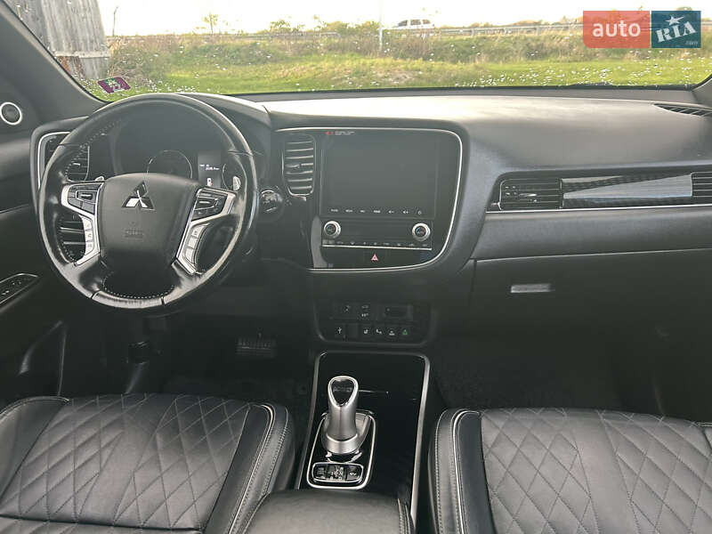 Внедорожник / Кроссовер Mitsubishi Outlander 2020 в Буске