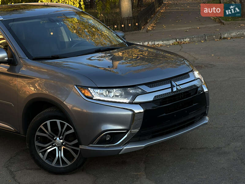 Внедорожник / Кроссовер Mitsubishi Outlander 2017 в Николаеве