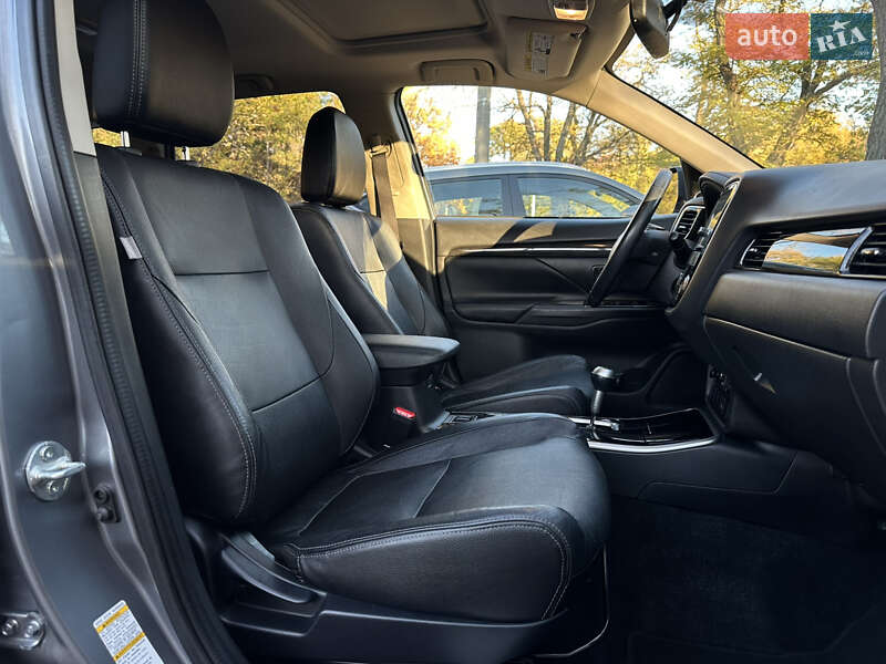 Внедорожник / Кроссовер Mitsubishi Outlander 2017 в Николаеве