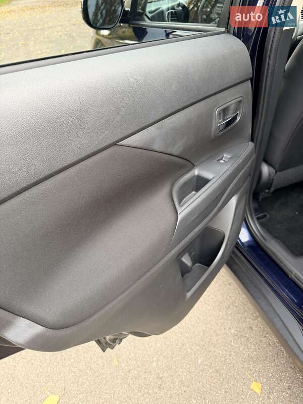 Внедорожник / Кроссовер Mitsubishi Outlander 2016 в Киеве