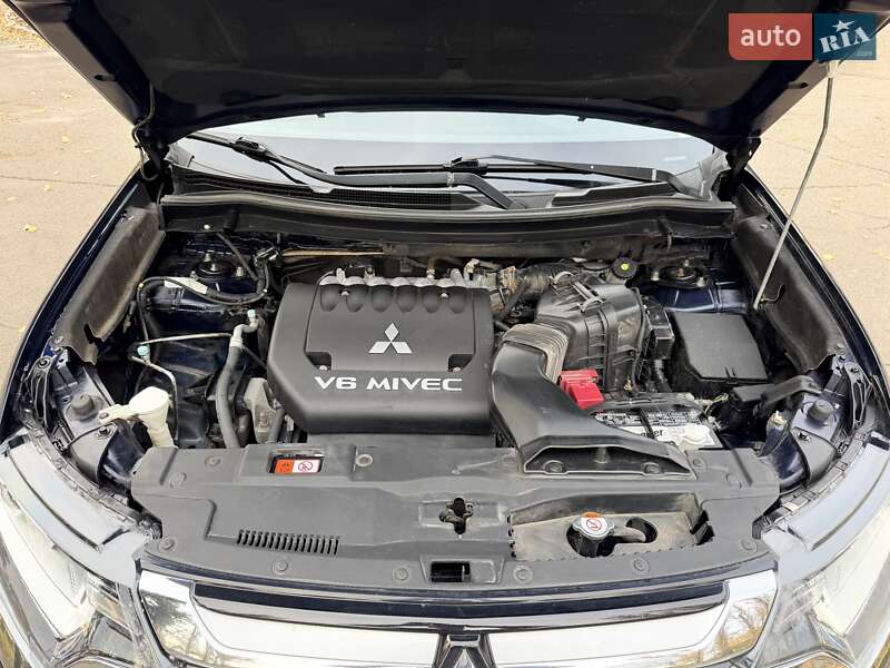 Внедорожник / Кроссовер Mitsubishi Outlander 2016 в Киеве