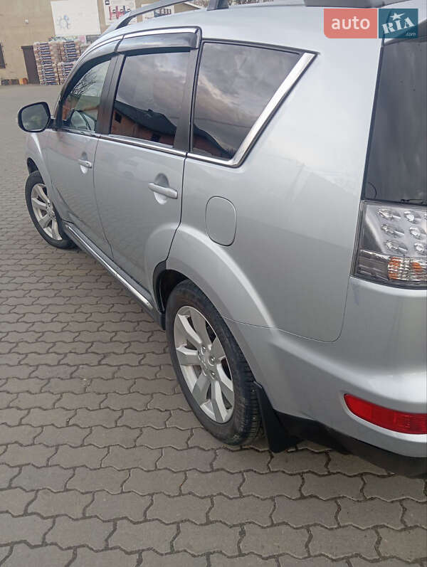 Позашляховик / Кросовер Mitsubishi Outlander 2011 в Мостиській