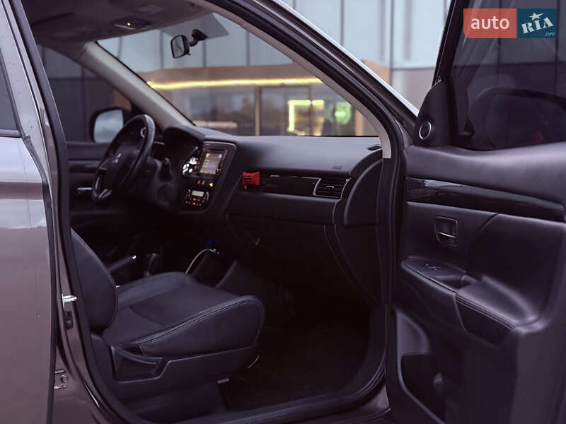 Внедорожник / Кроссовер Mitsubishi Outlander 2016 в Львове фото 19 Внедорожник / Кроссовер Mitsubishi Outlander 2016 в Львове