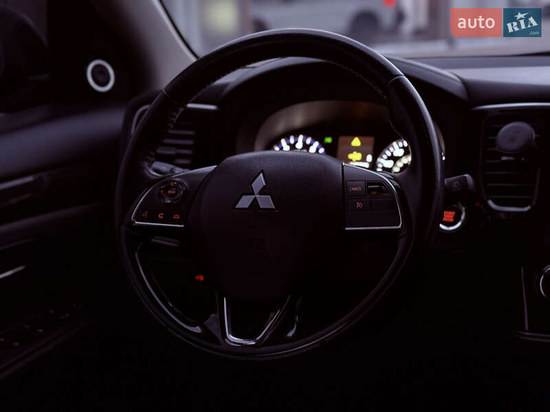Внедорожник / Кроссовер Mitsubishi Outlander 2016 в Львове фото 23 Внедорожник / Кроссовер Mitsubishi Outlander 2016 в Львове