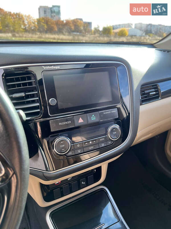 Внедорожник / Кроссовер Mitsubishi Outlander 2015 в Кропивницком