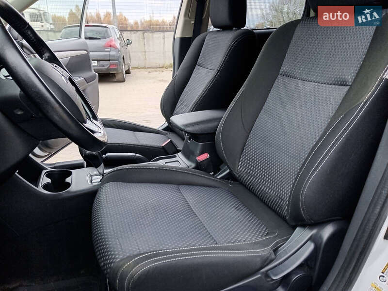 Внедорожник / Кроссовер Mitsubishi Outlander 2017 в Львове фото 13 Внедорожник / Кроссовер Mitsubishi Outlander 2017 в Львове