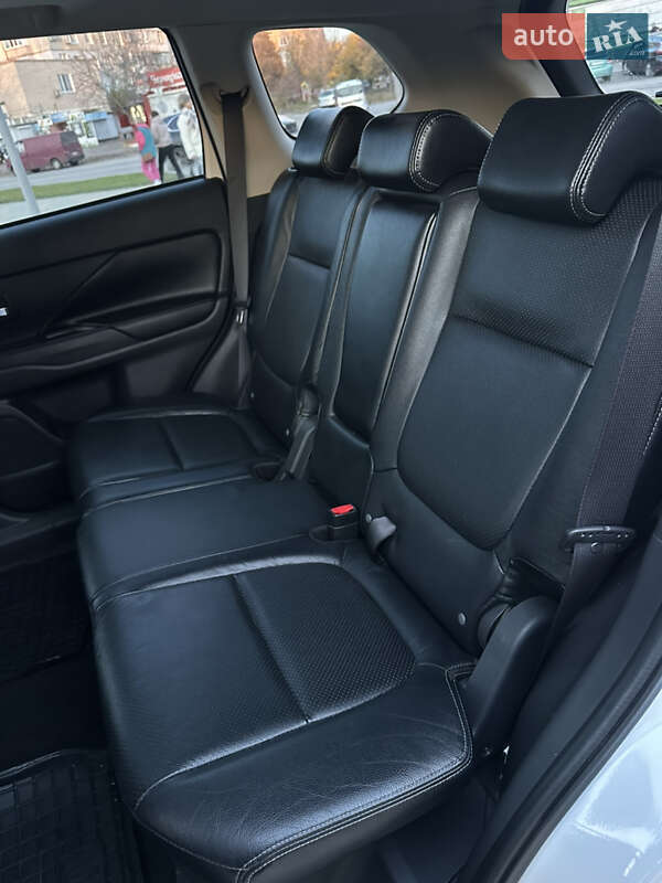 Внедорожник / Кроссовер Mitsubishi Outlander 2012 в Александрие