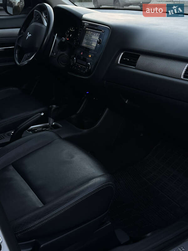 Внедорожник / Кроссовер Mitsubishi Outlander 2012 в Александрие