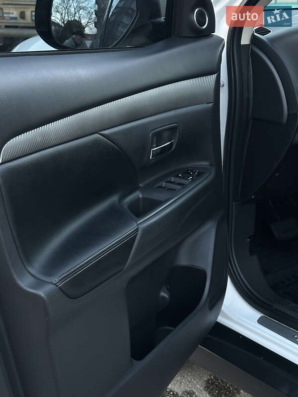 Внедорожник / Кроссовер Mitsubishi Outlander 2012 в Александрие