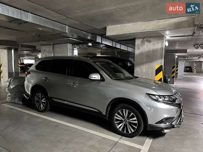 Внедорожник / Кроссовер Mitsubishi Outlander 2018 в Киеве