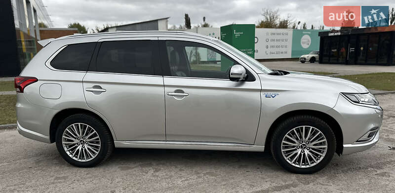 Внедорожник / Кроссовер Mitsubishi Outlander 2020 в Киеве