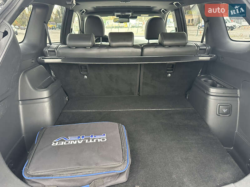 Внедорожник / Кроссовер Mitsubishi Outlander 2020 в Киеве