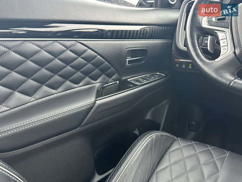 Внедорожник / Кроссовер Mitsubishi Outlander 2020 в Киеве