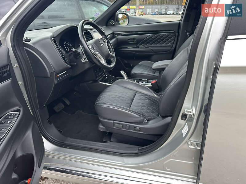 Внедорожник / Кроссовер Mitsubishi Outlander 2020 в Киеве