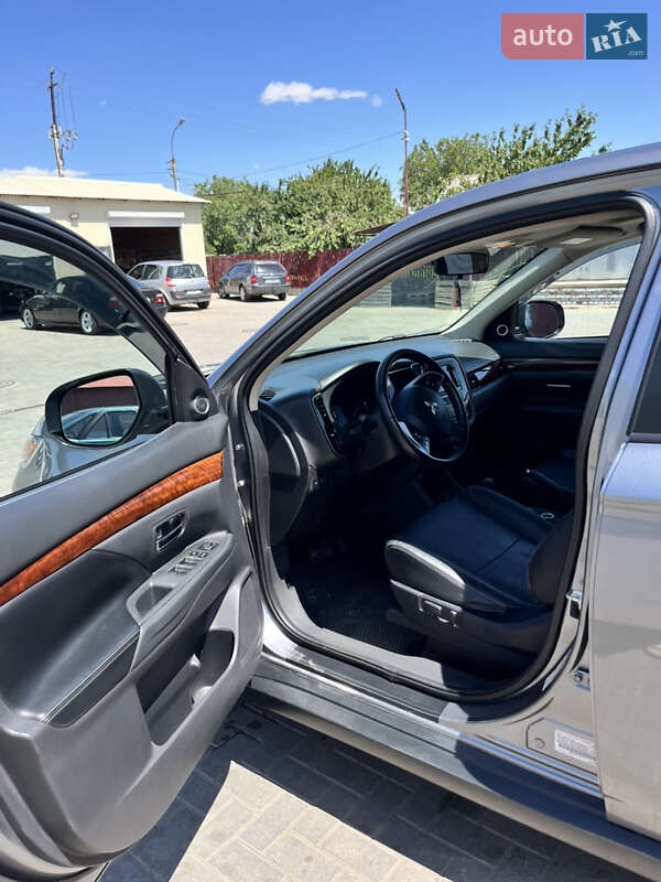 Внедорожник / Кроссовер Mitsubishi Outlander 2013 в Одессе