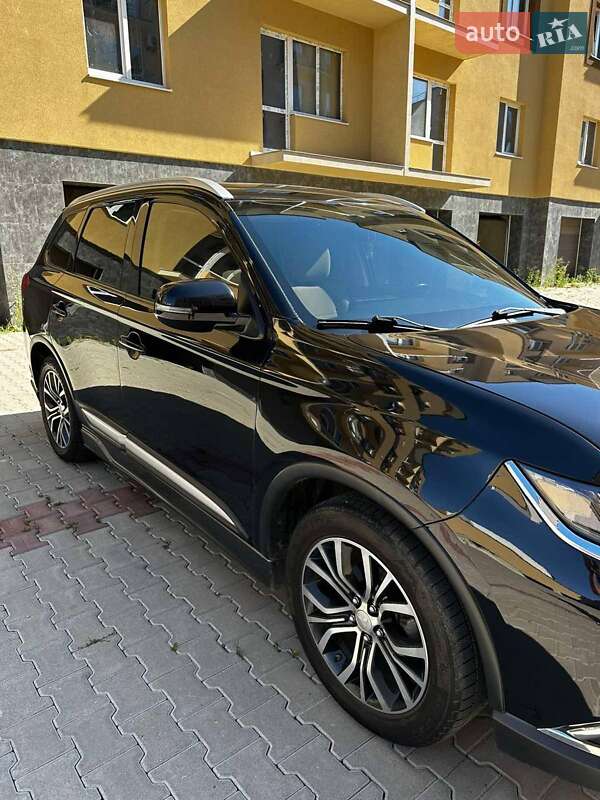 Внедорожник / Кроссовер Mitsubishi Outlander 2015 в Черновцах